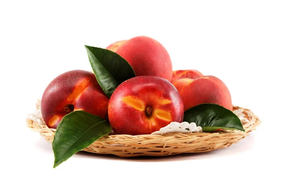 新鲜的桃子和油桃在隔离上白色的 bac 一篮子 — 图库照片