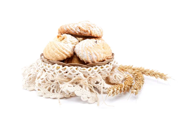 Biscotti con zucchero a velo in un pacco di lino e orecchi su bianco — Foto Stock