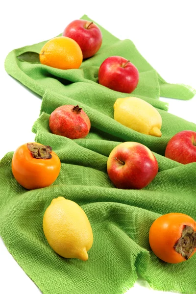 Conjunto de diferentes frutas frescas sobre tela verde . —  Fotos de Stock