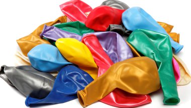 Beyaz arka plan üzerinde izole renkli balonlar.