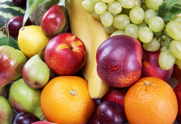 Frutas frescas isoladas sobre fundo branco. Conjunto de diferentes fr — Fotografia de Stock