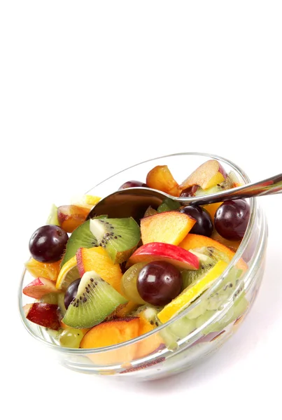 Salade de fruits frais sur fond blanc. — Photo