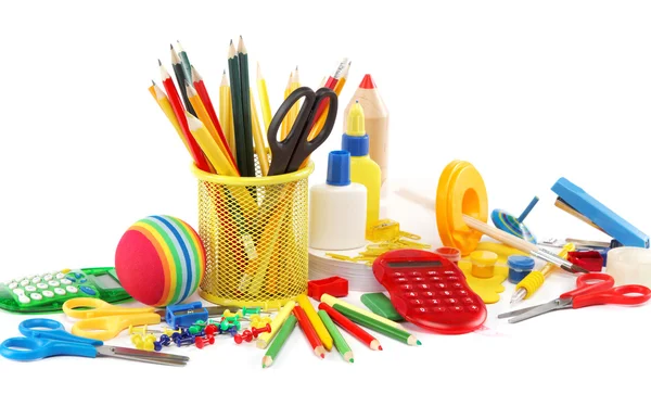 Beyaz bir ofis ve öğrenci aksesuarları. geri okul concep