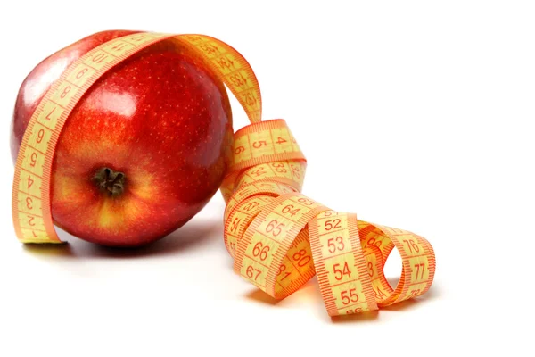 Czerwone jabłko i miarkę na białym tle. — Zdjęcie stockowe