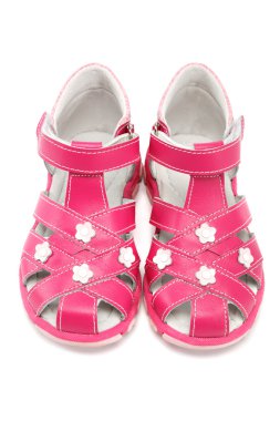 Beyaz arka plan üzerinde izole pembe çocuk sandalet.