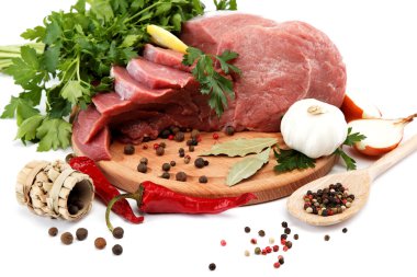 çiğ et, sebze ve baharat üzerine ahşap kesme tahtası isolat