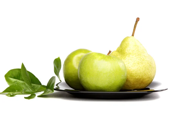 Färsk frukt. äpplen och päron på en tallrik som isolerade över vita bac — Stockfoto