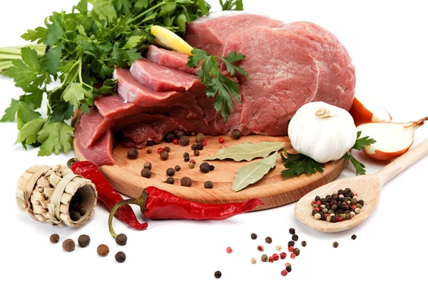 Çiğ et, sebze ve baharat üzerine ahşap kesme tahtası isolat — Stok fotoğraf