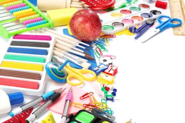 Beyaz bir ofis ve öğrenci aksesuarları. geri okul concep