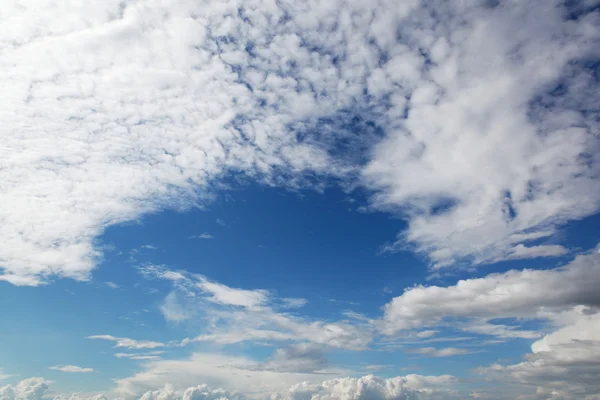 Nubes blancas en el cielo azul. —  Fotos de Stock