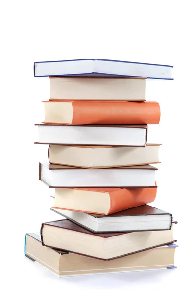 Beyaz arkaplanda bir yığın kitap.