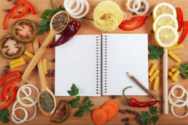 yemek tarifleri, sebze ve baharat üzerine ahşap masa için defter.