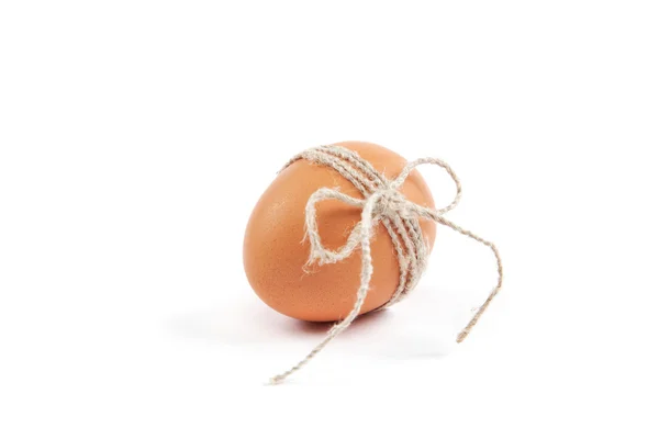 Коричневое яйцо на белом фоне . — стоковое фото