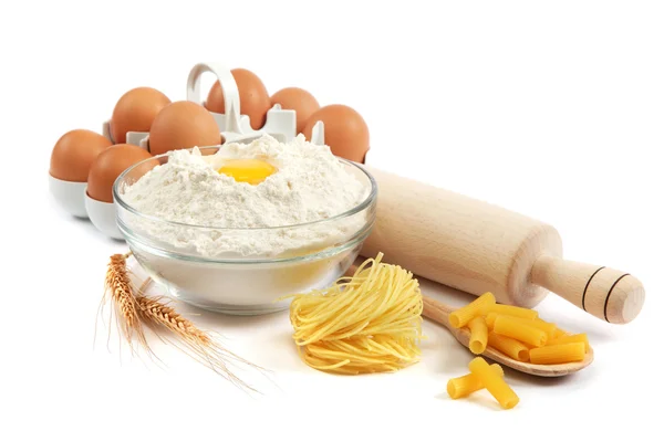 fırın malzeme. izole hamur yapmak için çiğ yumurta ile un