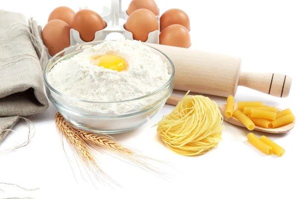 Ingrediente de panadería. Harina con huevos crudos para hacer masa aislada —  Fotos de Stock