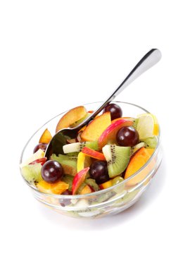 Beyaz arka planda taze meyve salatası.