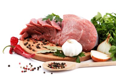 çiğ et, sebze ve baharat üzerine ahşap kesme tahtası isolat