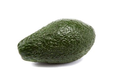 Olgun avokado beyaz bir arkaplanda izole.