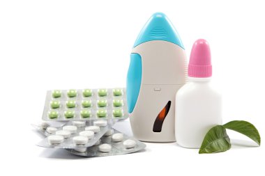 Tıp Şişeler ve beyaz arka plan üzerinde izole hapları.