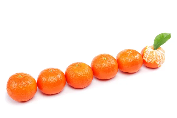 Frutas frescas mandarina naranjas sobre un fondo blanco . — Foto de Stock