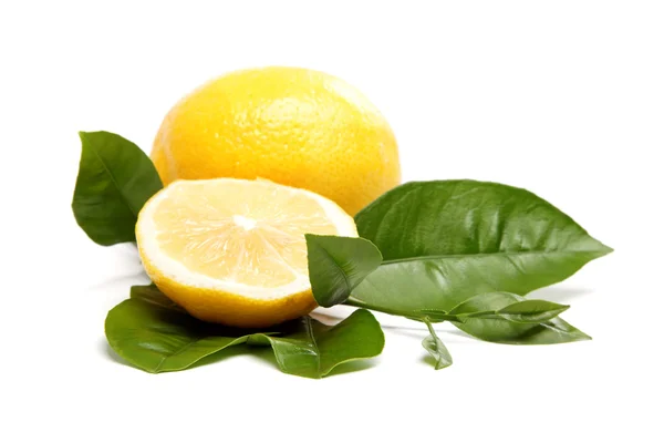 Свежие фрукты. Лимон, изолированный на белом фоне . — стоковое фото