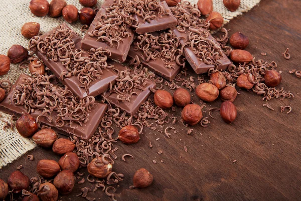 Palitos de chocolate, avellana, café y canela con paño en un — Foto de Stock