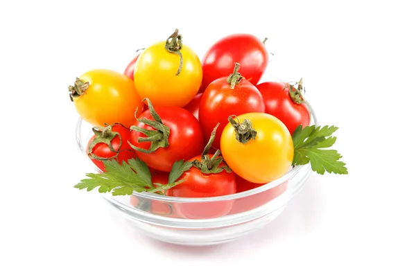 Tomates dans un verre isolé sur fond blanc . — Photo