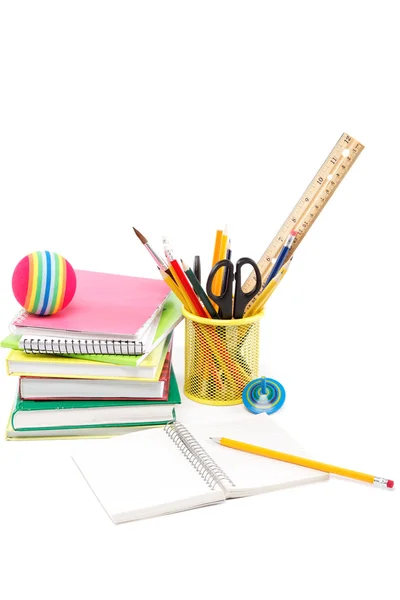 Accessoires de bureau et scolaires. Crayon et cahier isolés sur w — Photo