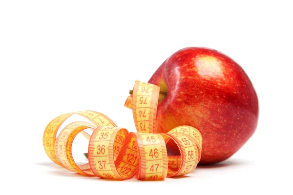 Kırmızı elma ve beyaz arka plan üzerinde ölçüm bandı. — Stok fotoğraf