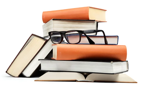 Beyaz arkaplanda bir yığın kitap.