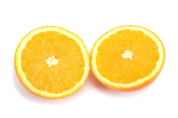 Dos mitades de naranja aisladas sobre fondo blanco . — Foto de Stock