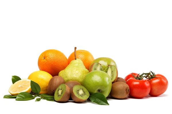 Φρέσκα φρούτα και λαχανικά που απομονώνονται σε λευκό φόντο. — Φωτογραφία Αρχείου