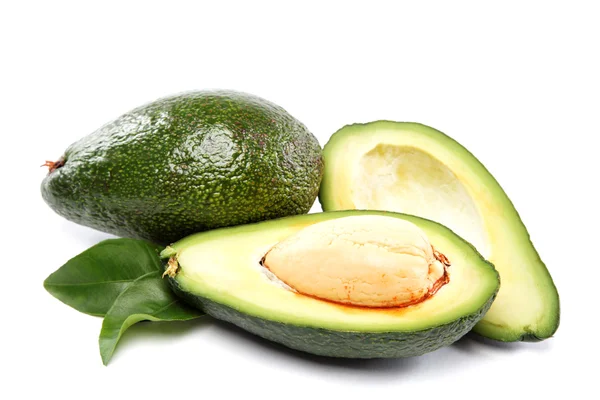 Avocado geïsoleerd op witte achtergrond. — Stockfoto