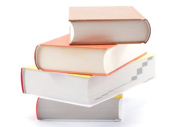 Beyaz arkaplanda bir yığın kitap.