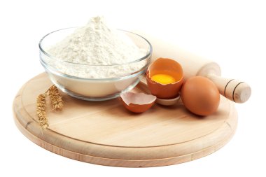 fırın malzeme. izole hamur yapmak için çiğ yumurta ile un