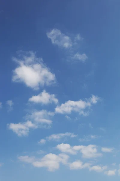 Nuvole bianche sul cielo blu. — Foto Stock