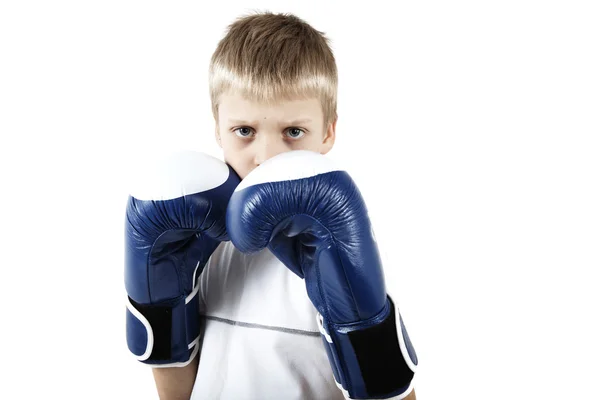 El chico con guantes de boxeo aislados sobre un fondo blanco . —  Fotos de Stock