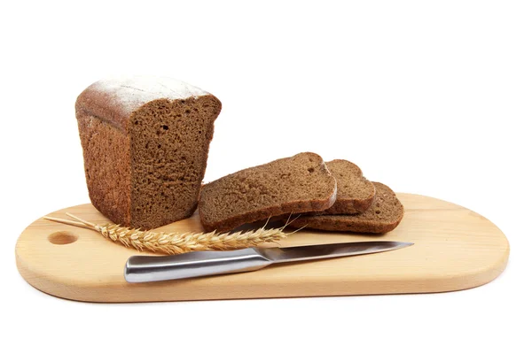 Frisches Brot mit Ähren und einem Weizenmesser auf dem Holzschnitt — Stockfoto