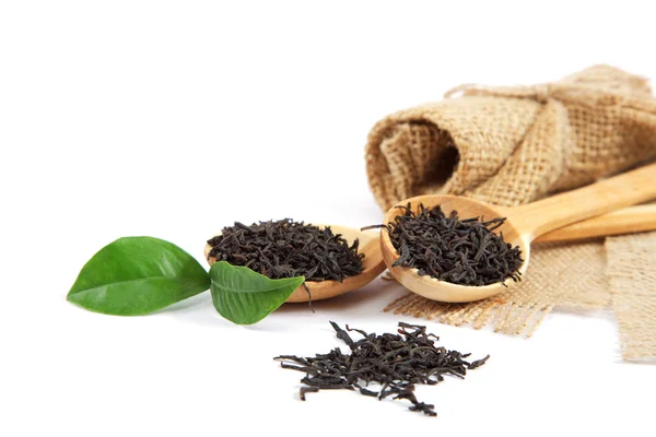 Izolowanie drewniane łyżki liści herbaty i świeżej cytryny zielony liść — Zdjęcie stockowe