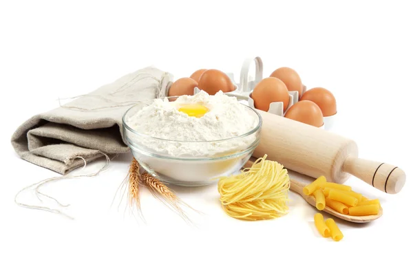 Bakkerij ingrediënt. meel met rauwe eieren voor het maken van deeg geïsoleerd — Stockfoto