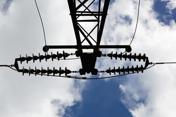 Del av stål torn kraftledningar mot den blå himlen. — Stockfoto