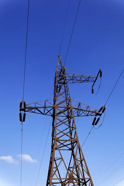 Steel prop power lines against the blue sky. — Stock Photo, Image