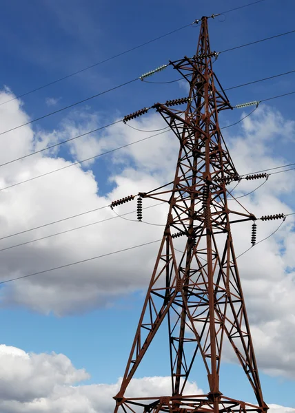 Linee elettriche puntello d'acciaio contro il cielo blu . — Foto Stock