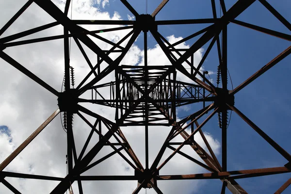 Linee elettriche puntello d'acciaio contro il cielo blu . — Foto Stock