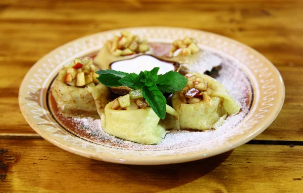 Lätt frukost. dessert. pannkakor med äpple och grön kvist — Stockfoto