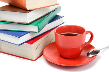 bir yığın kitap ve beyaz zemin üzerine kahve.