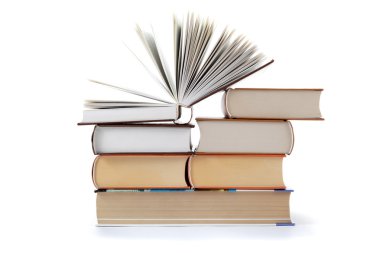 Beyaz arkaplanda bir yığın kitap.