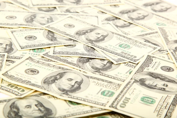 Geld als achtergrond. een stapel van honderd-dollarbiljetten. — Stockfoto