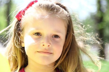 portre sevimli bir yüz güzel küçük kız.