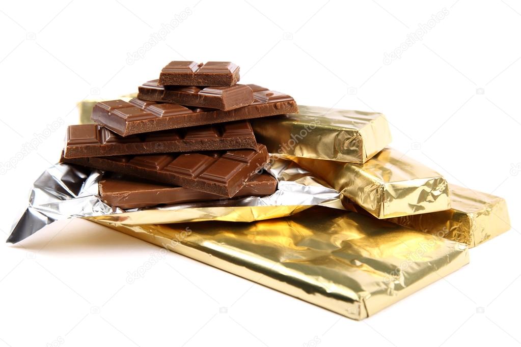 Barre de chocolat noir et morceaux du morceau cassé des barres de cœur